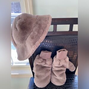 NWOT Sprigs PlushMello faux fur
Reversible Bucket Hat and reversible Mittens